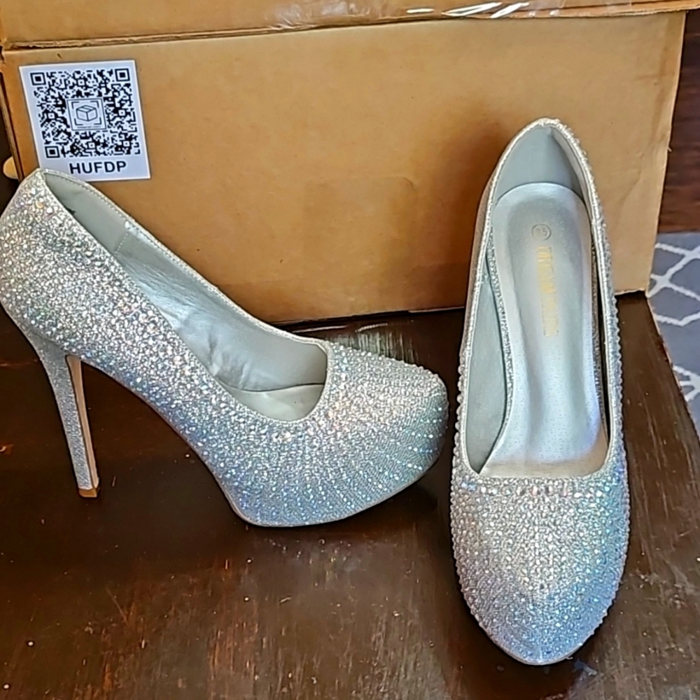 NEW Dream Pairs  heels size 9.5